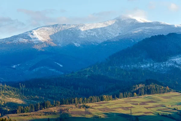 Первая зима снег и осенняя гора — стоковое фото