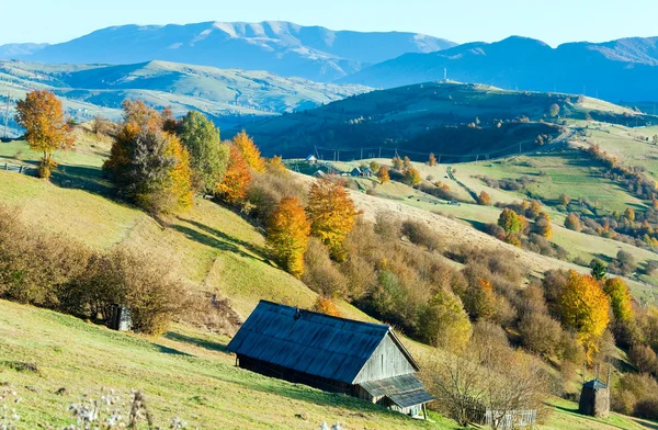 Herfst bergdorp (Karpaten, Oekraïne). — Stockfoto