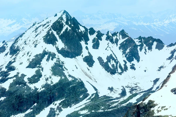 Vuoristomaisemat Karlesjoch kaapeli hiihtohissi ylemmällä asemalla — kuvapankkivalokuva