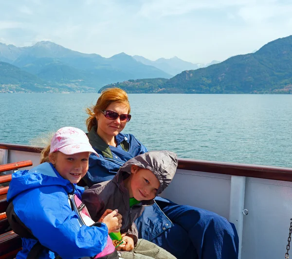 Como Gölü (İtalya) ve aile gemide — Stok fotoğraf