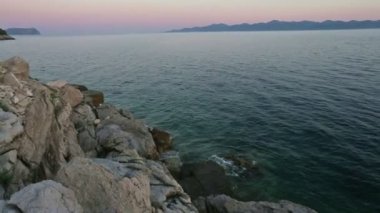 Akşam yaz Sahili ve pembe günbatımı (Hırvatistan)