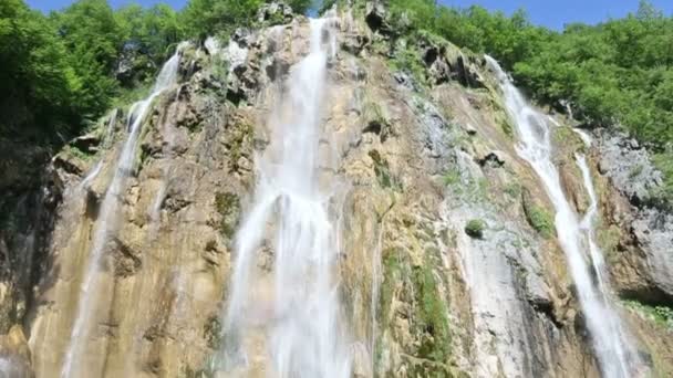 Красивый водопад и маленькое прозрачное озеро — стоковое видео