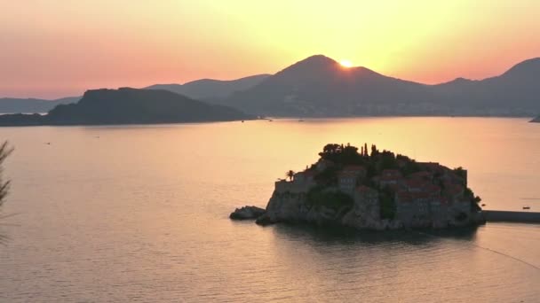 Ηλιοβασίλεμα και Sveti Stefan θάλασσα νησίδα (Μαυροβούνιο) — Αρχείο Βίντεο