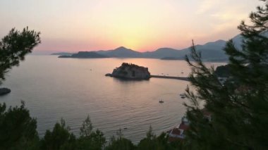 Günbatımı ve Sveti Stefan deniz adacık (Karadağ)