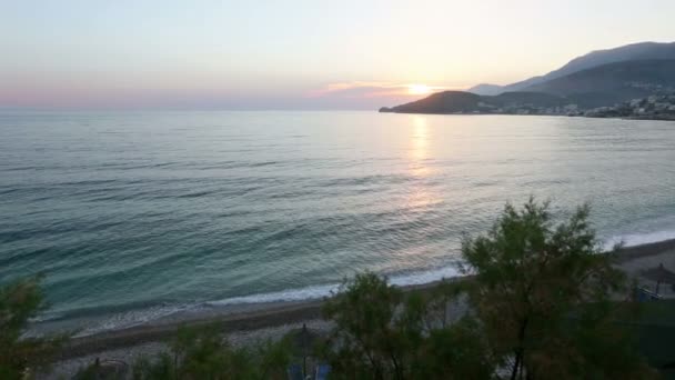 Roze zonsondergang en kustlijn (Albanië) — Stockvideo