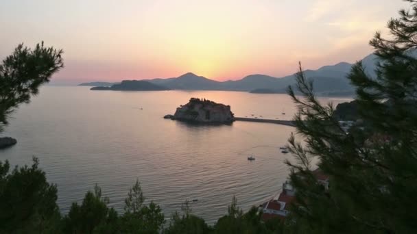 Sveti Stefan a západu slunce a moře ostrůvek (Černá Hora) — Stock video