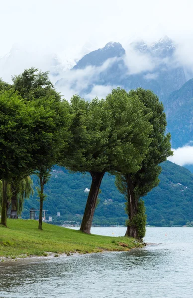 Jezioro Como (Włochy) lato widok zachmurzony — Zdjęcie stockowe