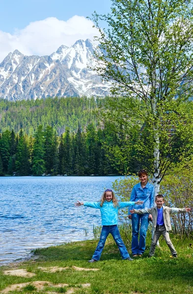 Strbske Pleso (Словакия) весенний вид и семья — стоковое фото