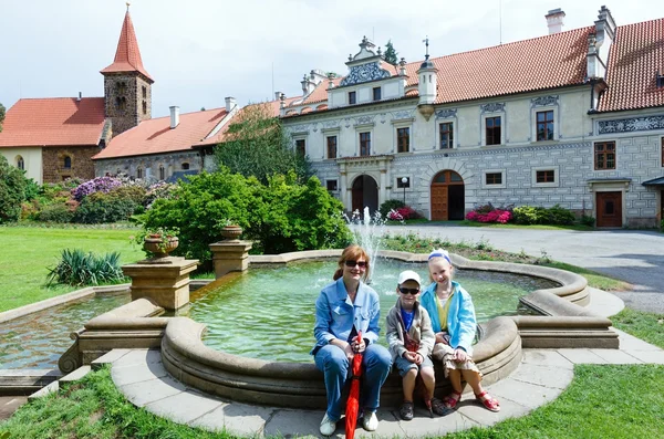 Castillo Pruhonice o Pruhonicky zamek vista de verano (Praga, Checa ) — Foto de Stock