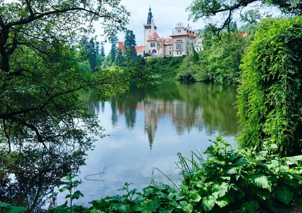 Castelo Pruhonice ou Pruhonicky zamek vista de verão (Praga, Checa ) — Fotografia de Stock