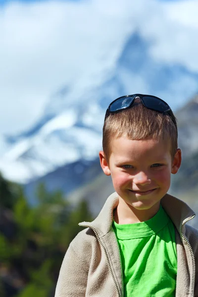 Menino e verão Matterhorh montanha, Alpes — Fotografia de Stock