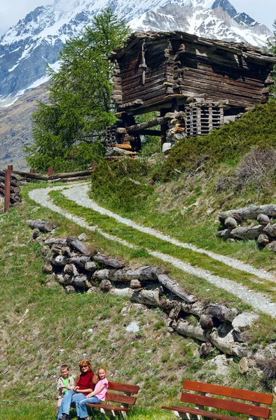 Familie op zomer Alpen berg — Stockfoto