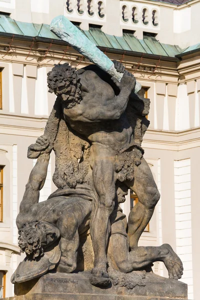 Hradcany slott och slåss titan staty — Stockfoto
