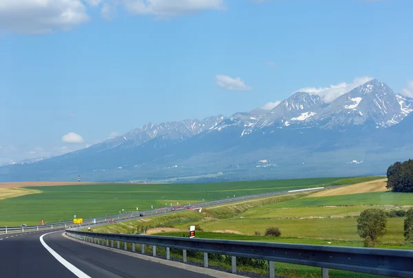 Weg naar de lente mountain view. — Stockfoto