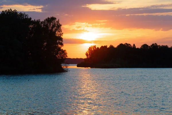 Zonsondergang en meer. — Stockfoto