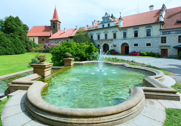 Castillo Pruhonice o Pruhonicky zamek vista de verano (Praga, Checa ) —  Fotos de Stock