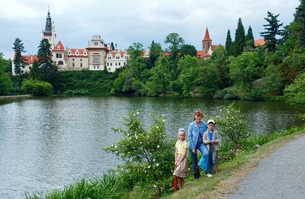 Castello Pruhonice o Pruhonicky zamek vista estiva (Praga, Repubblica Ceca ) — Foto Stock