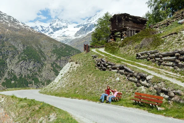 Aile yaz Alpler Dağı'nda — Stok fotoğraf