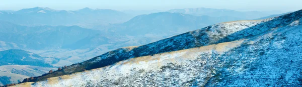 Panorama de montanha de outono com primeira neve de inverno — Fotografia de Stock