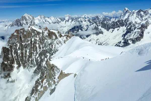 Mont Blanc mountain massif and unrecognizable alpinists groups — Stock Photo, Image