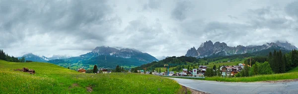 Widok na Dolomity góry kraju lato — Zdjęcie stockowe