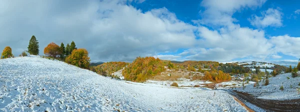 Outubro Panorama da montanha dos Cárpatos com primeira neve de inverno — Fotografia de Stock