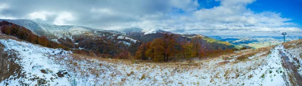 Primeira neve de inverno na montanha de outono e elevador de esqui — Fotografia de Stock