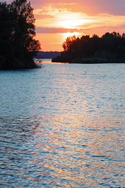 Solnedgång och sjön. — Stockfoto