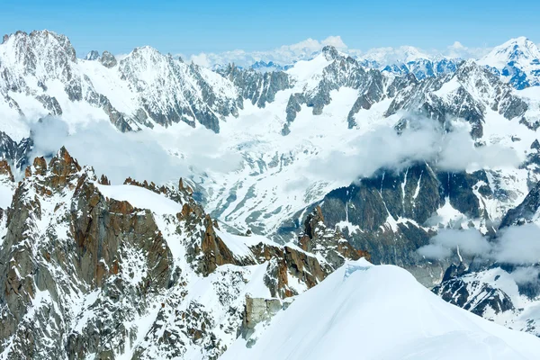 モン ・ ブラン山の中央山塊 (エギーユ ・ デュ ・ ミディ山からの眺め f — ストック写真