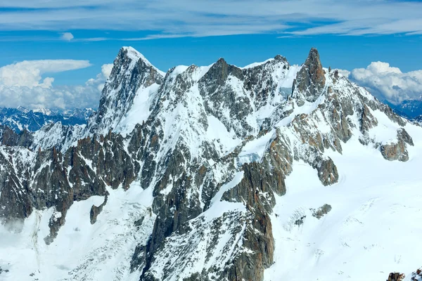 モン ・ ブラン山の中央山塊 (エギーユ ・ デュ ・ ミディ山からの眺め f — ストック写真