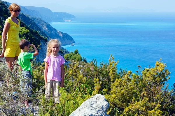 Família e costa da ilha de Lefkada (Grécia ) — Fotografia de Stock