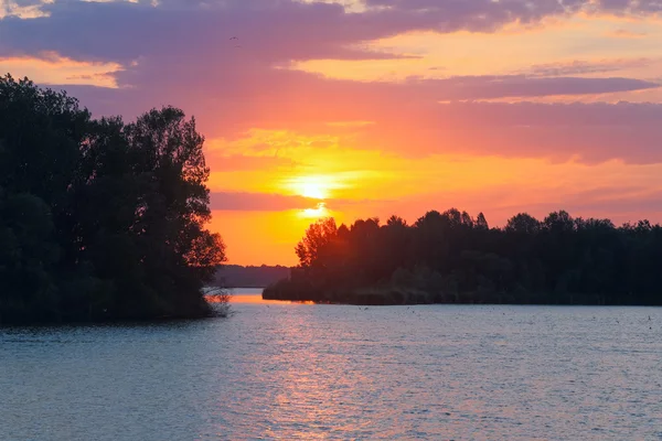 Ηλιοβασίλεμα και λίμνη. — Φωτογραφία Αρχείου