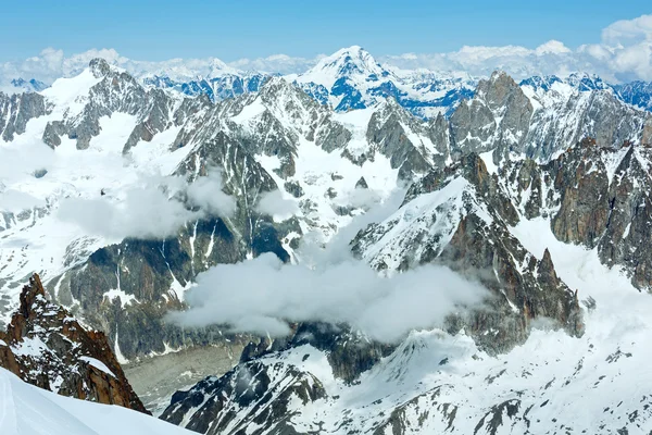 Horský masiv Mont blanc (pohled z aiguille du midi hoře, f — Stock fotografie