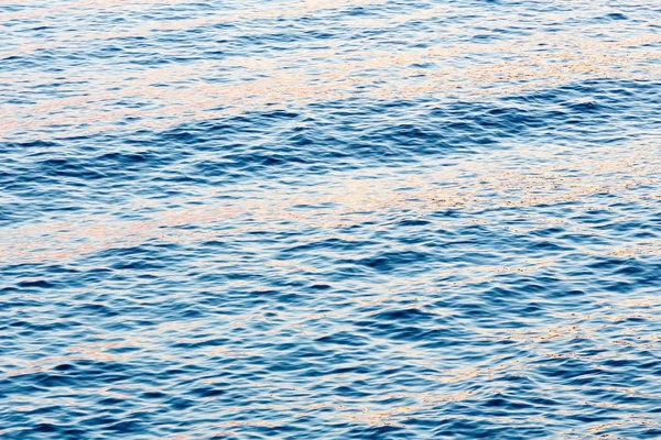 Coucher de soleil surface de l'eau de mer (fond ) — Photo