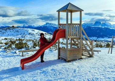 Aile kış dağ yamacında yürümek
