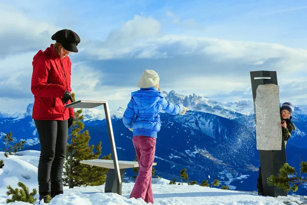 Familia juega en bolas de nieve en la pendiente de la montaña de invierno — Foto de Stock