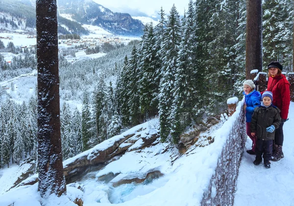 Alpes cascada invierno vista y familia — Foto de Stock