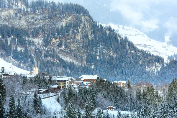 Zima górska wioska (austria, Tyrol). — Zdjęcie stockowe