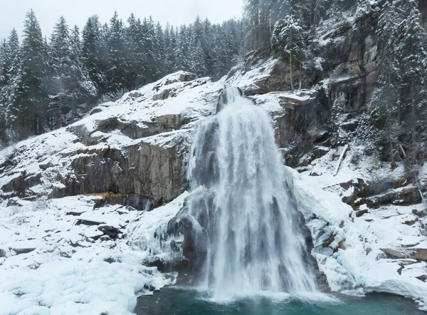 Alpes cascada invierno vista —  Fotos de Stock