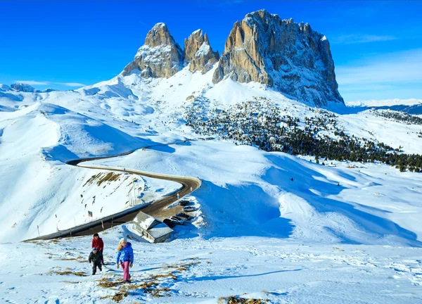 Linda paisagem de montanha de inverno e família . — Fotografia de Stock