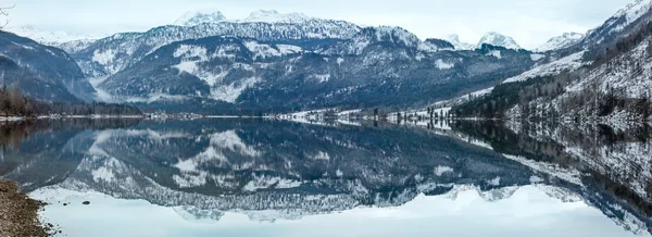 Panorama lago invernale alpino . — Foto Stock