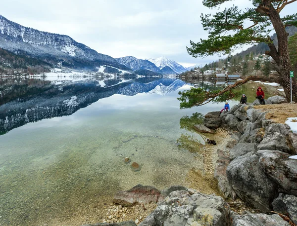 Invierno alpino vista al lago y familia —  Fotos de Stock
