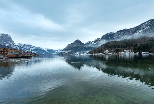 Alpiner Winterblick auf den See — Stockfoto