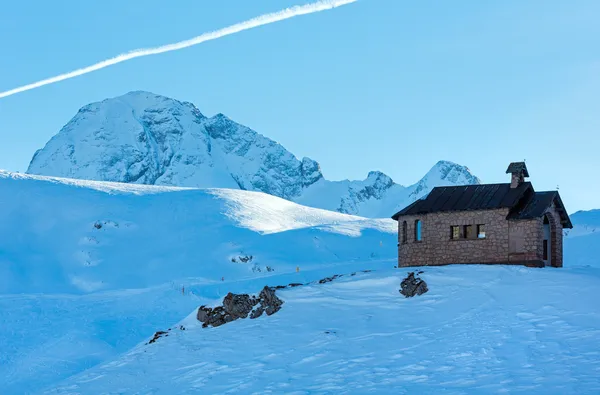 Bellissimo paesaggio montano invernale con cappella sulla cima della collina . — Foto Stock