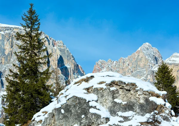 Belo inverno paisagem de montanha rochosa . — Fotografia de Stock