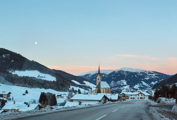 Berg Winter Kartitsch Dorf und Sonnenaufgang (Österreich). — Stockfoto