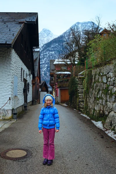 Fille dans la ville de Hallstatt (Autriche). Vue d'hiver . — Photo