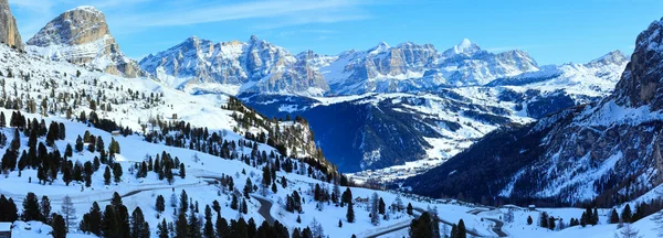 Ochtend winter gardena passeren in de Dolomieten van Zuid-Tirol, Italië. — Stockfoto