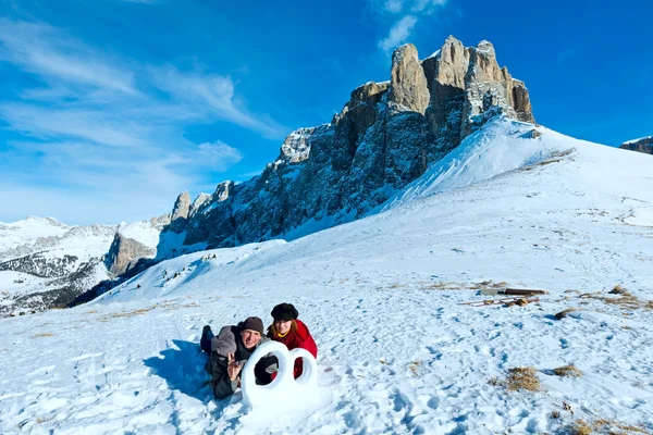 山の中腹に雪からの結婚指輪. — ストック写真