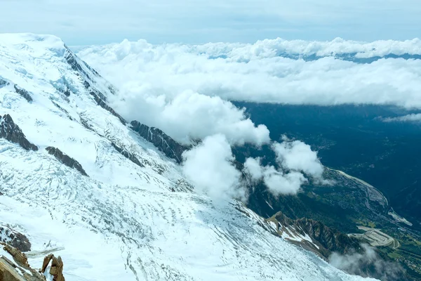 Horský masiv Mont blanc (pohled z aiguille du midi hoře, fr — Stock fotografie